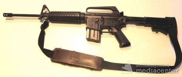 Автоматический карабин Colt CAR-15 1976 года выпуска с присоединенным коробчатым магазином емкостью 20 патронов и широким ремнем для переноски