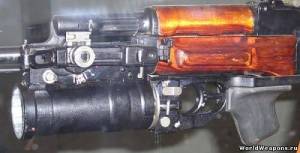 Подствольный гранатомет ГП-25, установленный на автомате АК-74. Прицел находится с левой стороны гранатомета