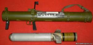 Реактивный пехотный огнемет РПО-А "Шмель" в боевом положении, и термобарический выстрел в сборе с метательным зарядом рядом с ним
