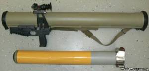 Реактивный пехотный огнемет РПО-М в боевом положении и реактивный выстрел к нему